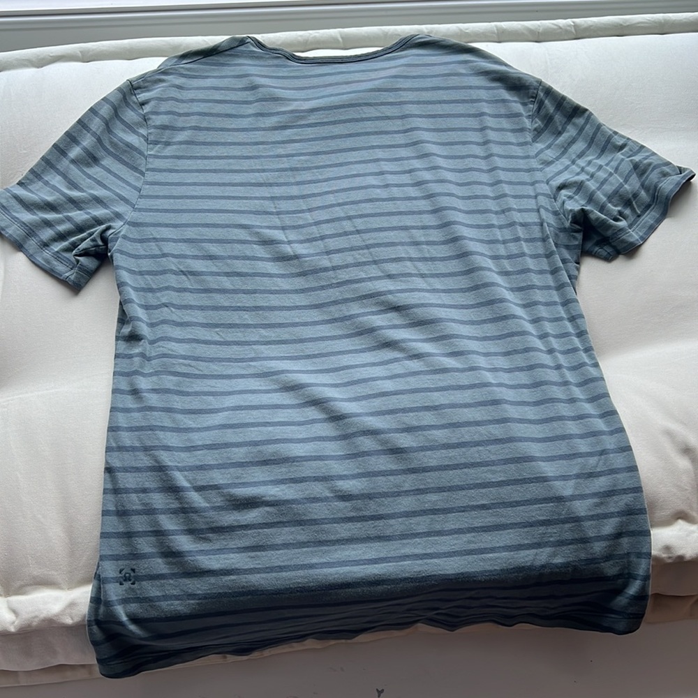 size medium lululemon short sleeve shirt// size medium - Picture 2 of 5